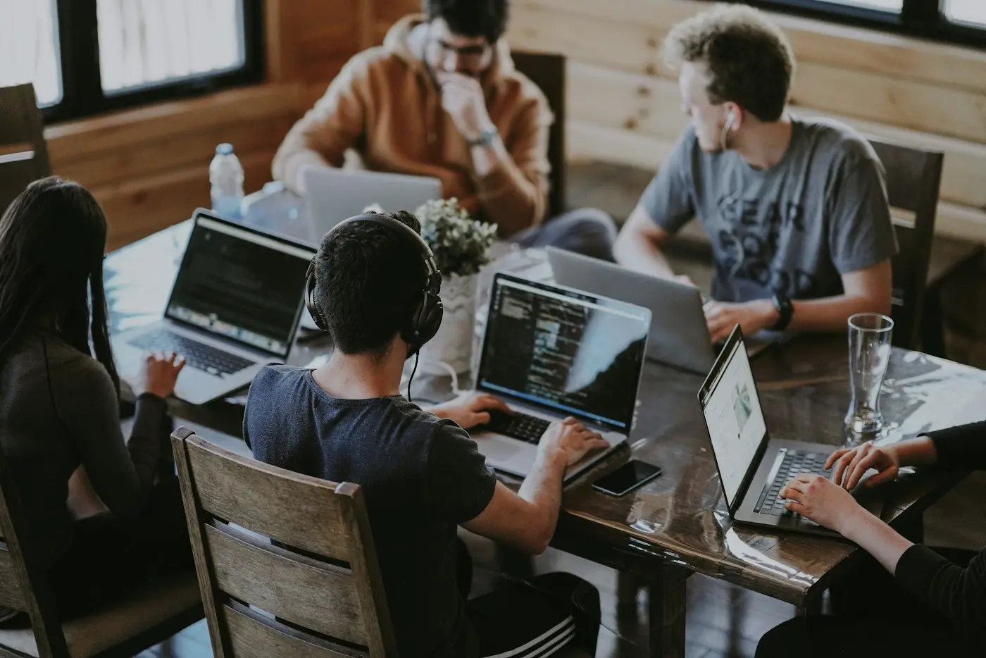Equipe da AraujoDev trabalhando no escritório